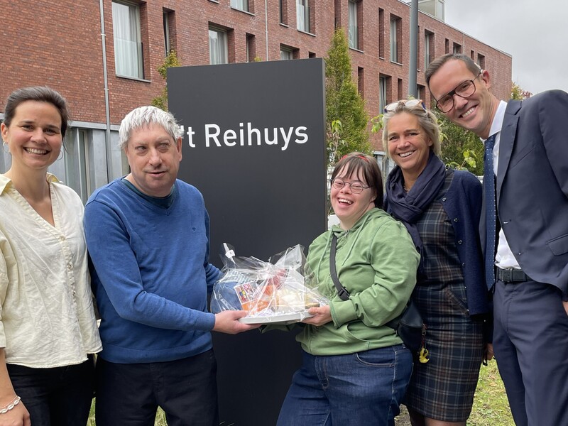 Minister Rob Beenders brengt bezoek aan welzijnsvereniging Ons Huis