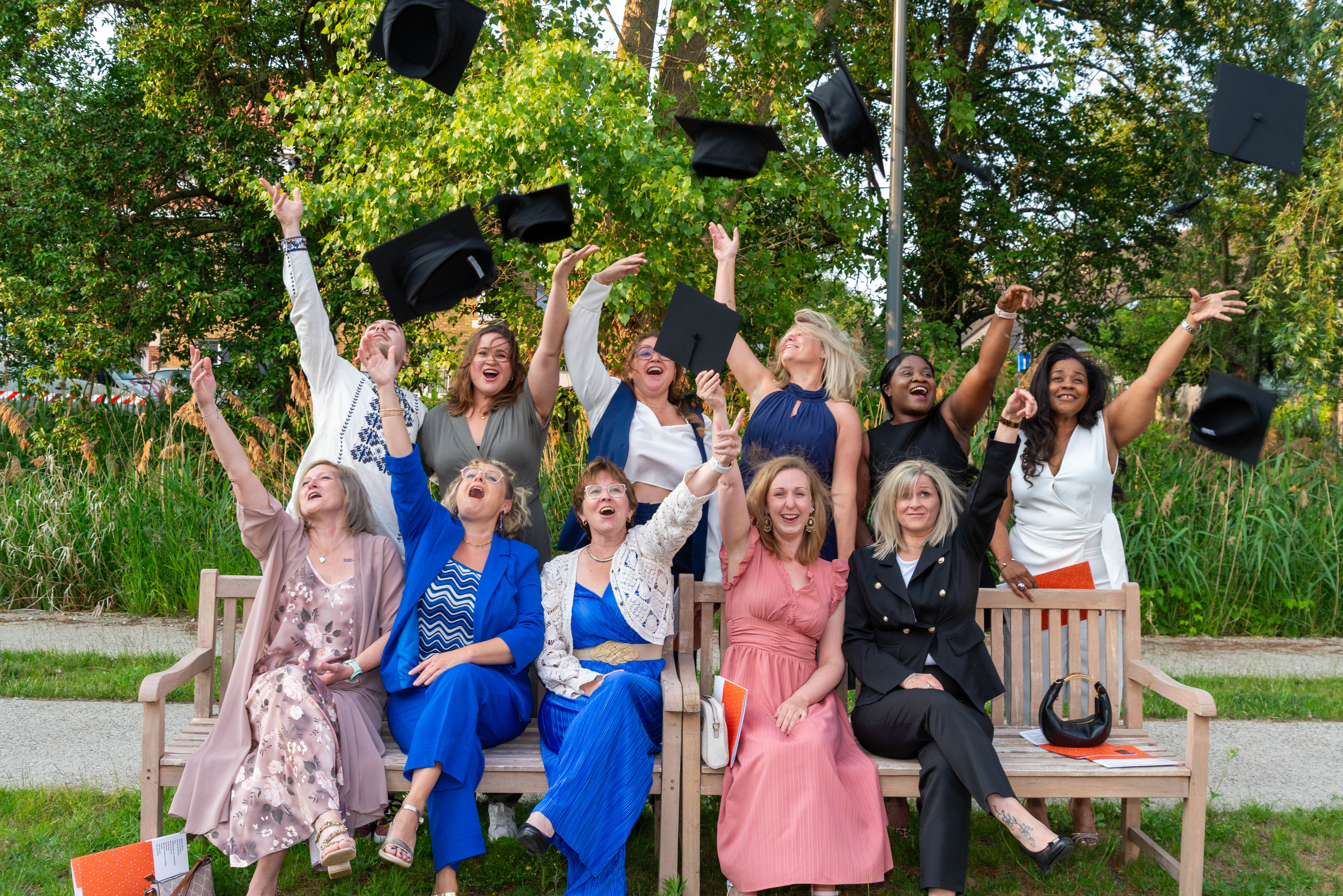De elf deelnemers die zijn afgestudeerd als zorgkundige gooien hun afstudeerhoed in de lucht