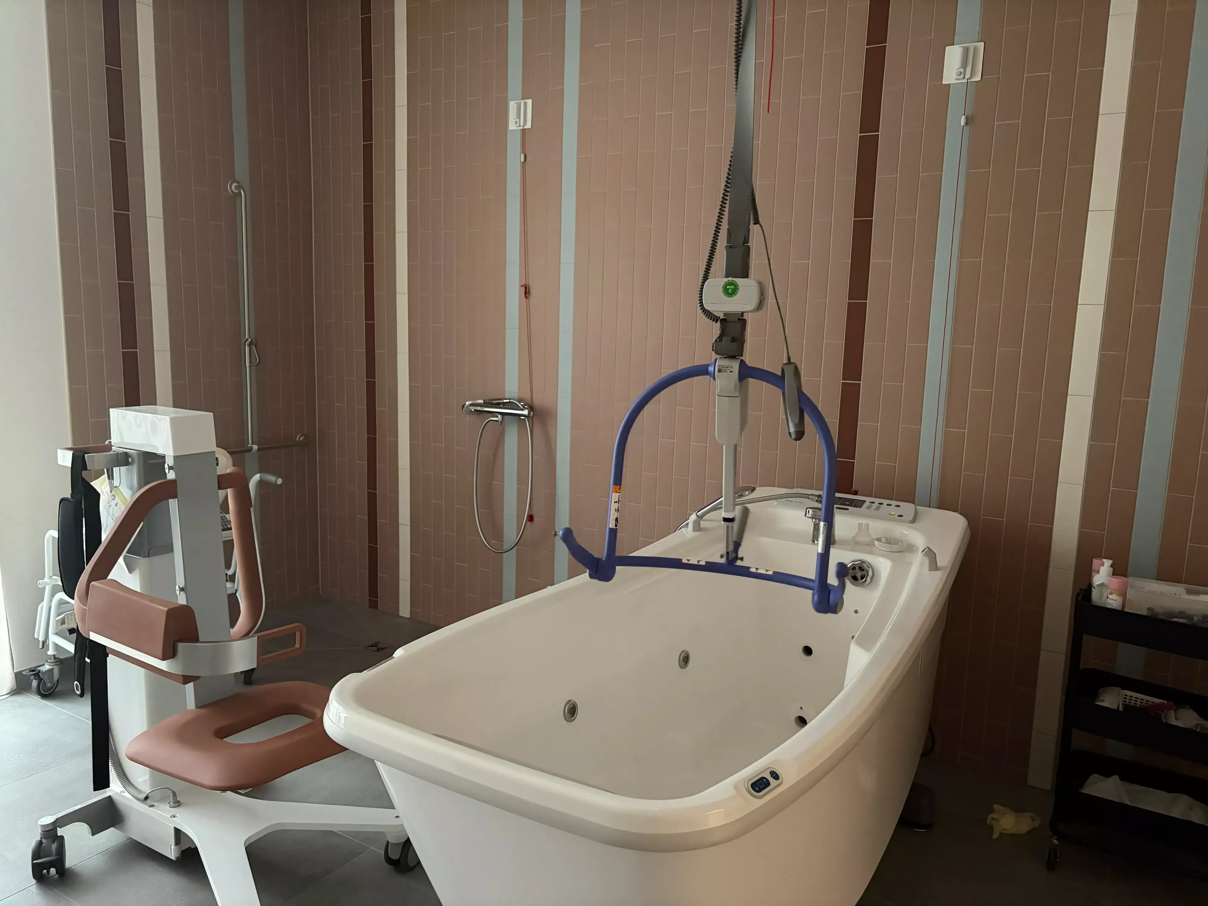 Uitgeruste badkamer met tillift en andere ergonomische aanpassingen