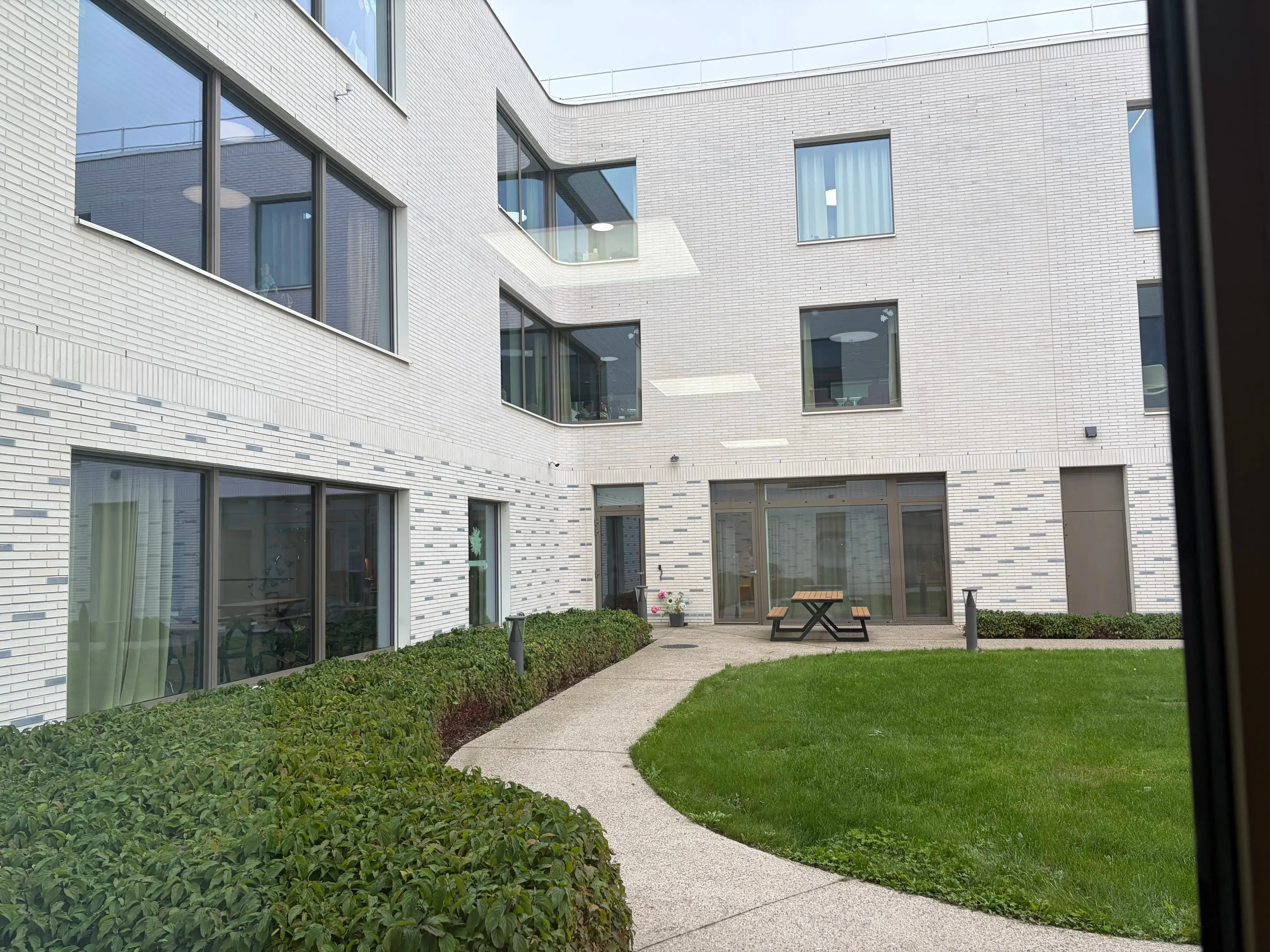 Buitenkant van SPMW met gras en struiken