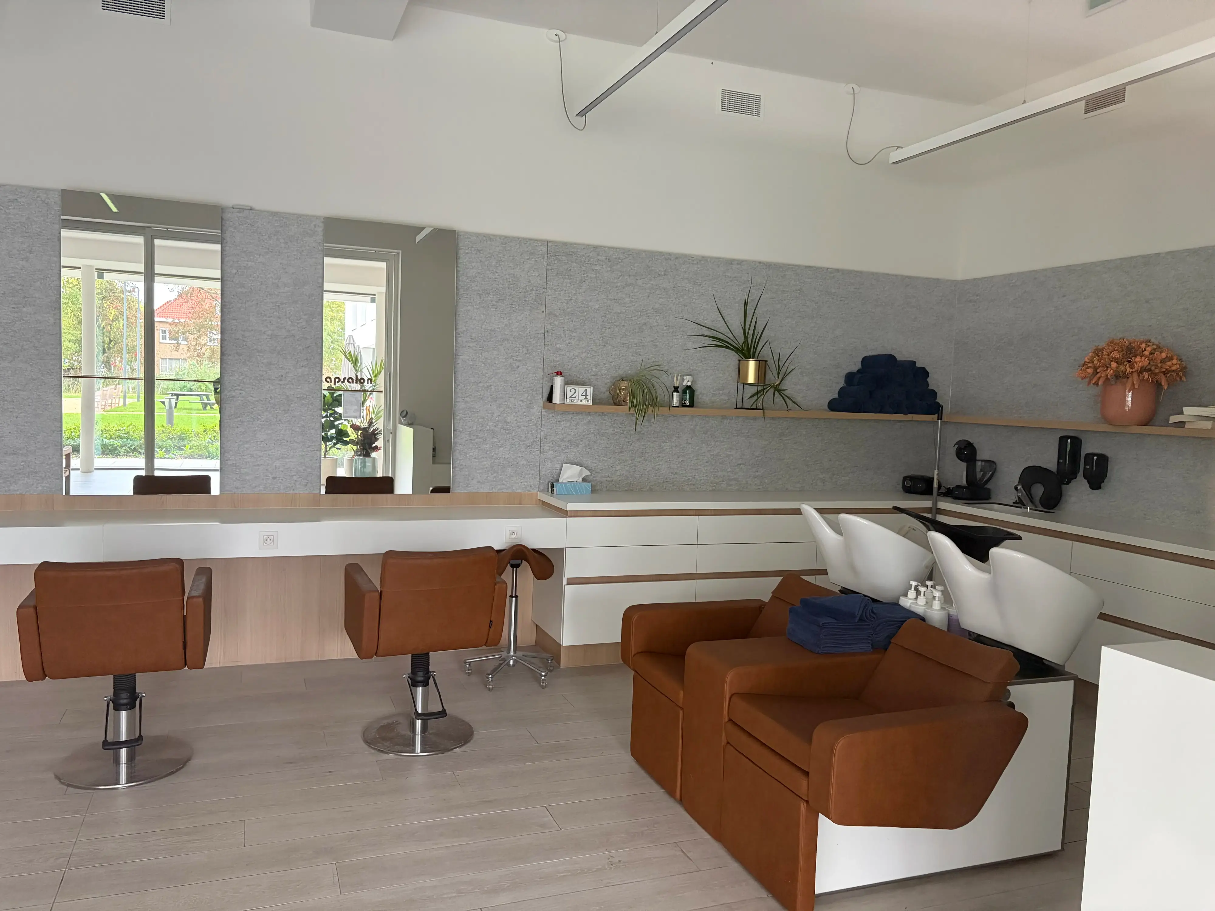 Kapsalon van SPMW met 2 kappersstoelen en 2 wasbakken