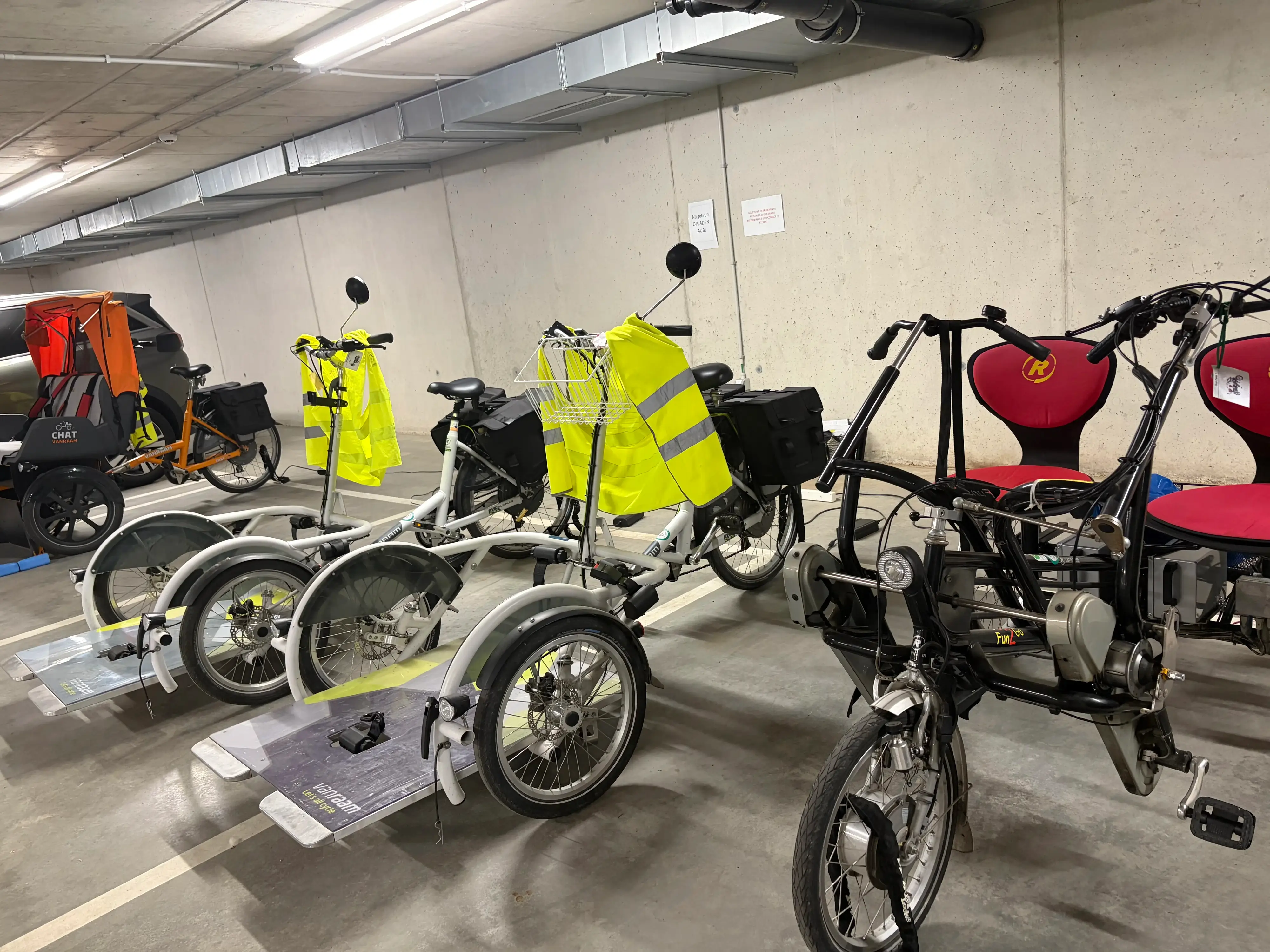 Rolstoelfietsen in de ondergrondse parking
