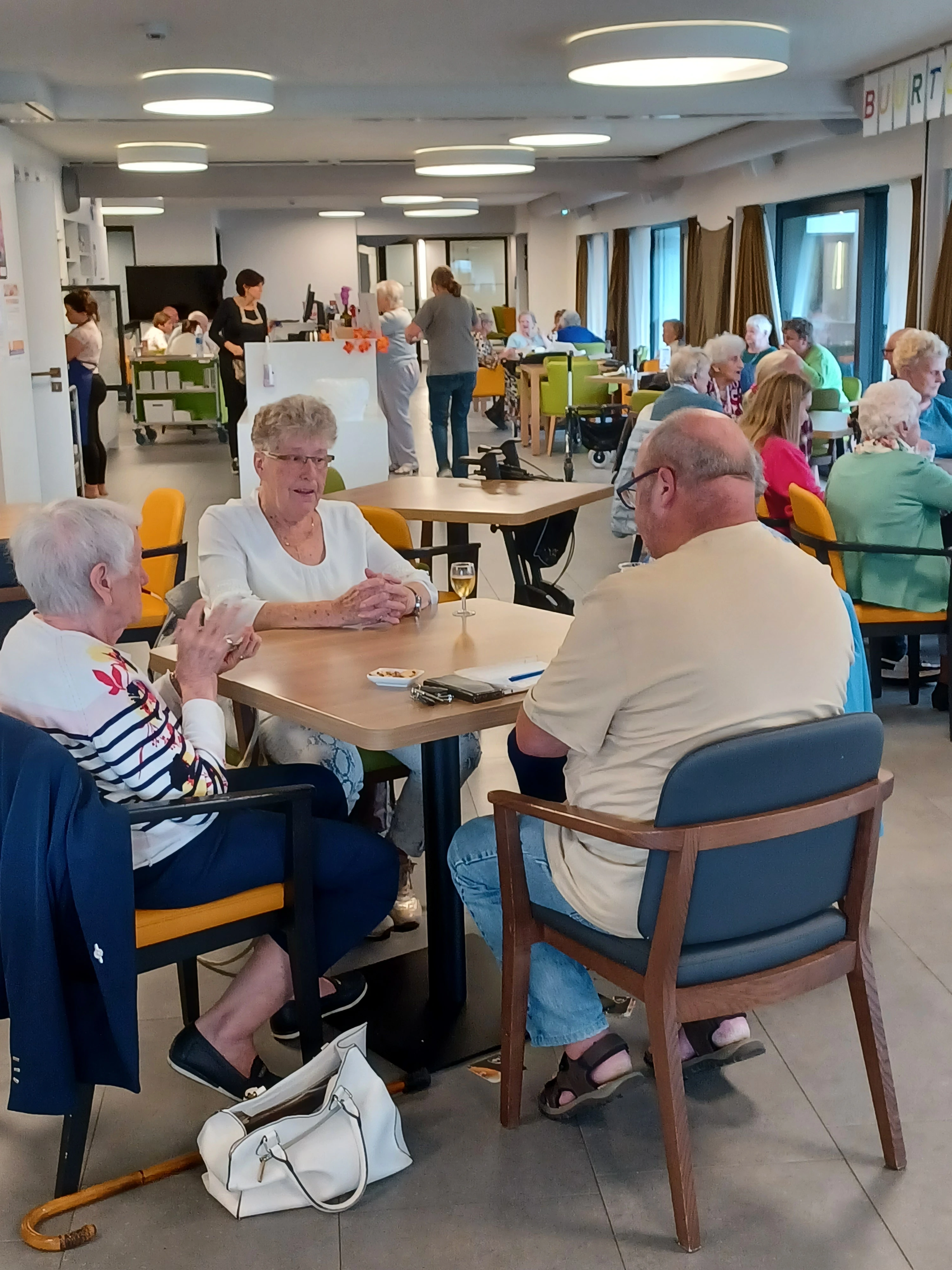 Gevulde tearoom met bewoners