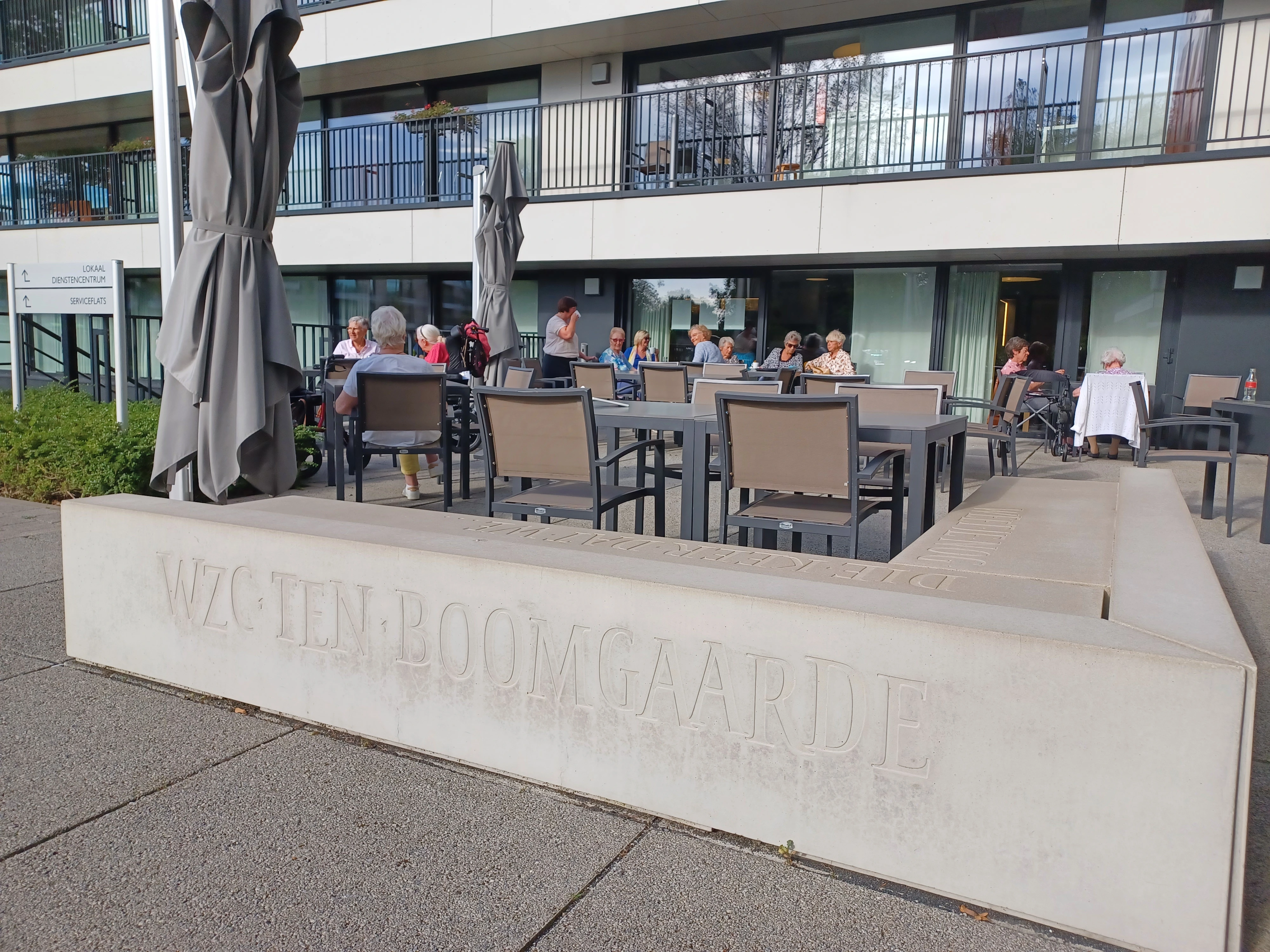 Terras met een parasol en tafels